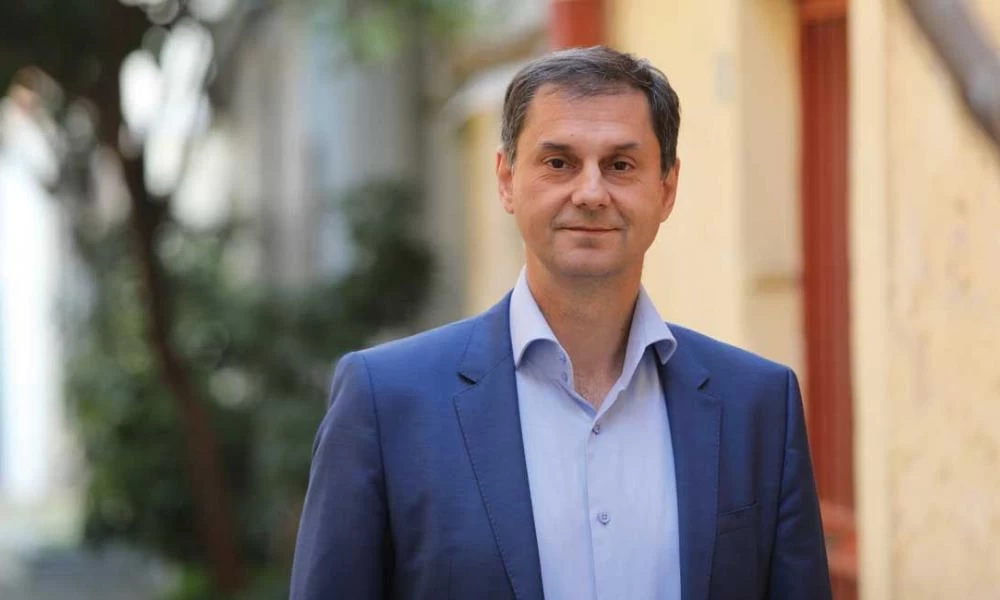 Θεοχάρης για τουρισμό: Οι οικονομία πρέπει να σταθεί μόνη της στα πόδια της